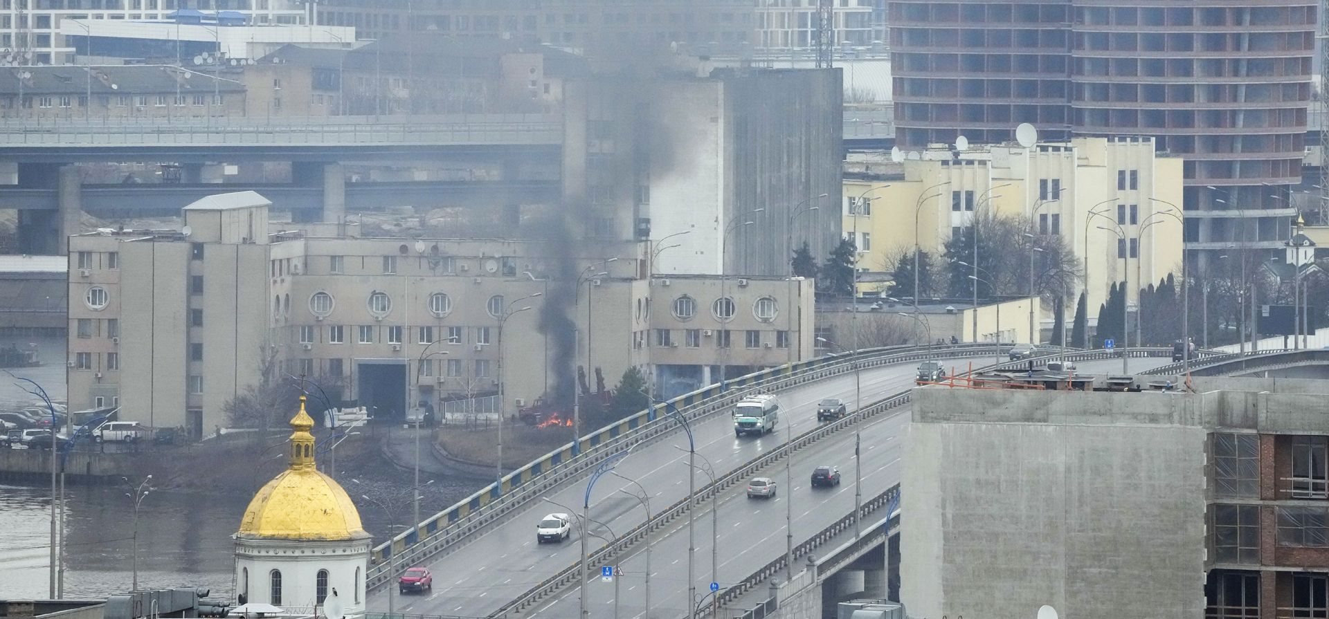 El humo y las llamas se elevan cerca de un edificio militar después de un ataque ruso en Kiev, Ucrania, el jueves 24 de febrero de 2022. Las tropas rusas lanzaron su ataque anticipado contra Ucrania. Se escucharon grandes explosiones antes del amanecer en Kyiv, Kharkiv y Odesa cuando los líderes mundiales condenaron el comienzo de una invasión rusa.