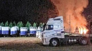 El incendio se desató en la noche del jueves y por poco no llegó a un estacionamiento de camiones.