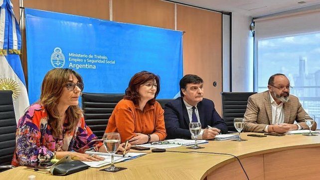 La ministra de Trabajo Raquel Olmos encabezó la reunión del consejo del salario mínimo