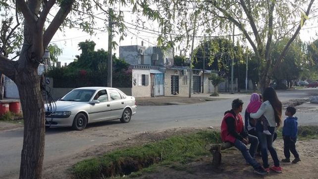 Estaba sentada en la vereda de su casa con un amigo y la mataron de ocho balazos