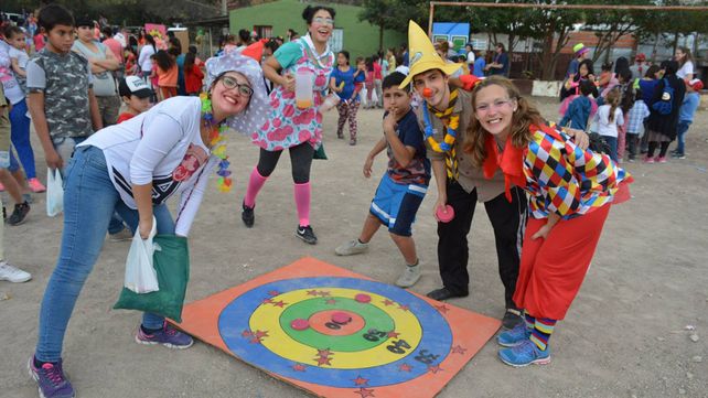 Diversión. Con actividades lúdicas procuran rescatar la felicidad y la esperanza.