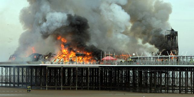 Un incendio destruy&oacute; totalmente un hist&oacute;rico muelle cerca de Bristol