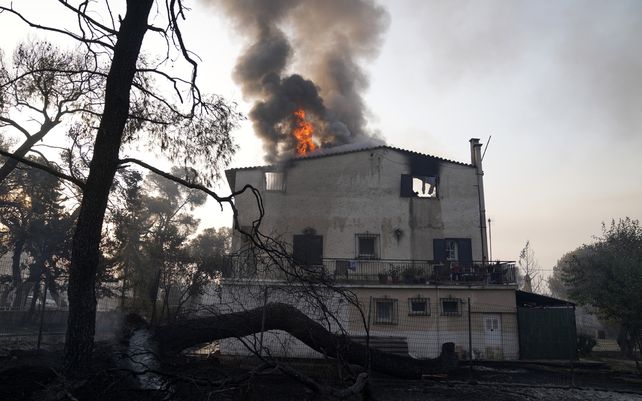 Grecia batalla contra los incendios a las puertas de Atenas