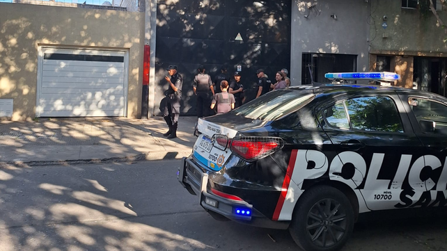 Un móvil policial en la cuadra en la que hubo dos ataques a tiros en menos de 24 horas.