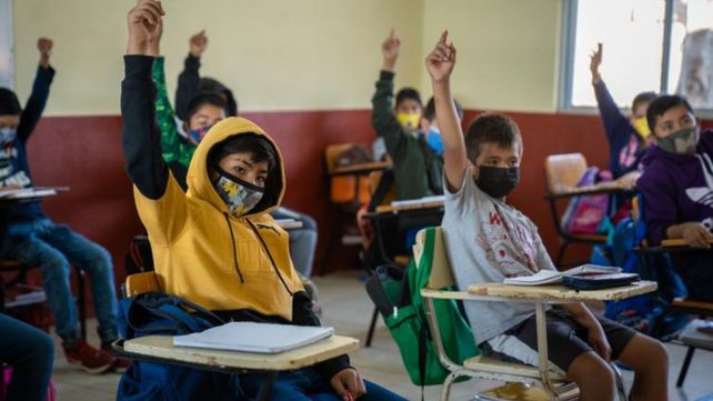 Los alumnos chilenos deben volver a usar barbijo al menos hasta el 31 de agosto.