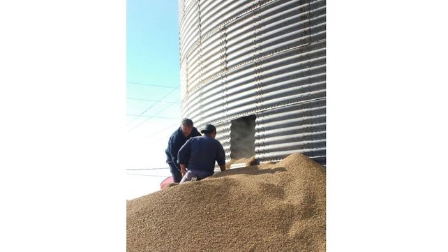 Bomberos Voluntarios Villaguay controlaron incendio en silos con 100 toneladas de soja