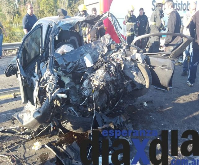 Impactante choque entre un auto y un colectivo con pasajeros en Ruta 70 Impactante choque entre un auto y un colectivo con pasajeros en Ruta 70