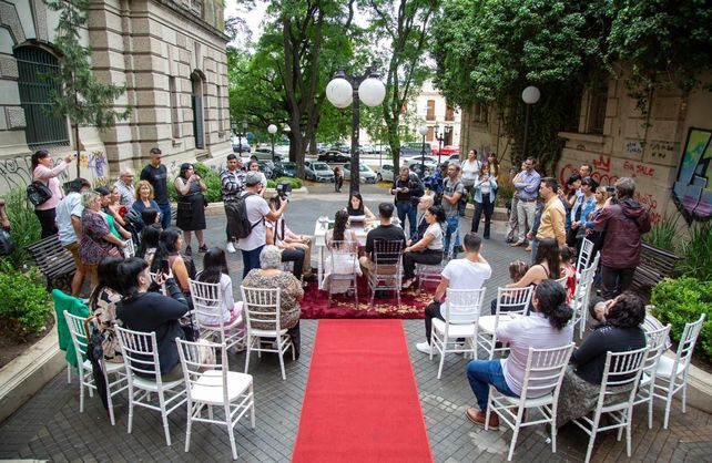 Doce parejas se casaron en el pasaje Luetich. 