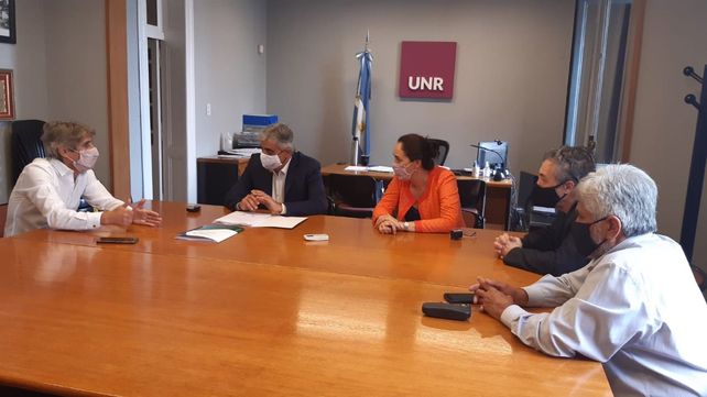 El convenio fue firmado en la sede del rectorado de la UNR.
