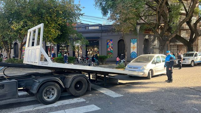 Uno de los vehículos remitidos al corralón por estar mal estacionado a metros del&nbsp; Hospital Centenario.&nbsp;