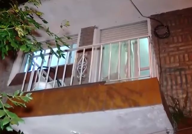 Una mujer fue arrojada desde el balcón del primer piso de su casa en la zona sur.&nbsp;