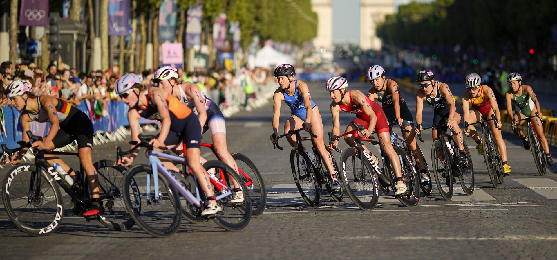 La italiana Alice Betto (8B) compite durante la etapa de ciclismo del triatlón de relevos mixtos en los Juegos Olímpicos de Verano de 2024, el lunes 5 de agosto de 2024, en París, Francia. (Foto AP/David Goldman) La italiana Alice Betto (8B) compite durante la etapa de ciclismo del triatlón de relevos mixtos en los Juegos Olímpicos de Verano de 2024, el lunes 5 de agosto de 2024, en París, Francia. (Foto AP/David Goldman)
