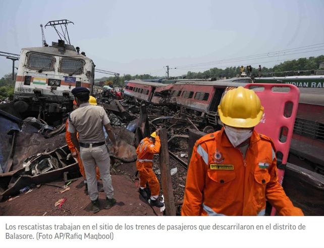 Un fallo humano habría provocado el letal choque de trenes en India