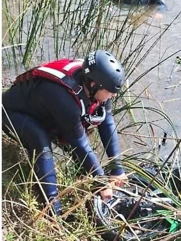 San José: recuperaron moto sumergida en una laguna y un joven fue detenido por encubrimiento