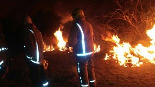 (Video) San Luis hace cuatro días que lucha contra fuertes incendios