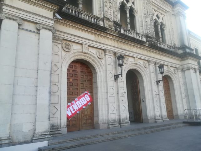 Así quedó la fachada de Rectorado de la UNL después del Estudiantazo y vigilia del miércoles