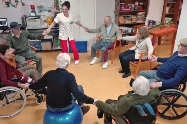 Los talleres de estimulación cognitiva ayudan a los adultos mayores a mantener el cerebro activo y desarrollar vida social.
