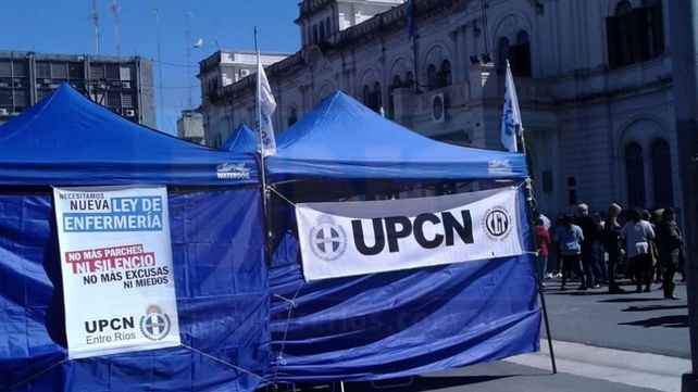 UPCN instaló una carpa frente a Casa de Gobierno para reclamar que se cumplan las políticas de salud