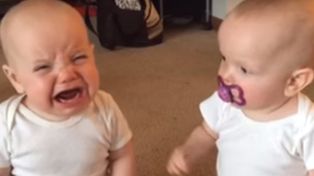 La pelea de dos gemelas por un chupete, furor en las redes sociales