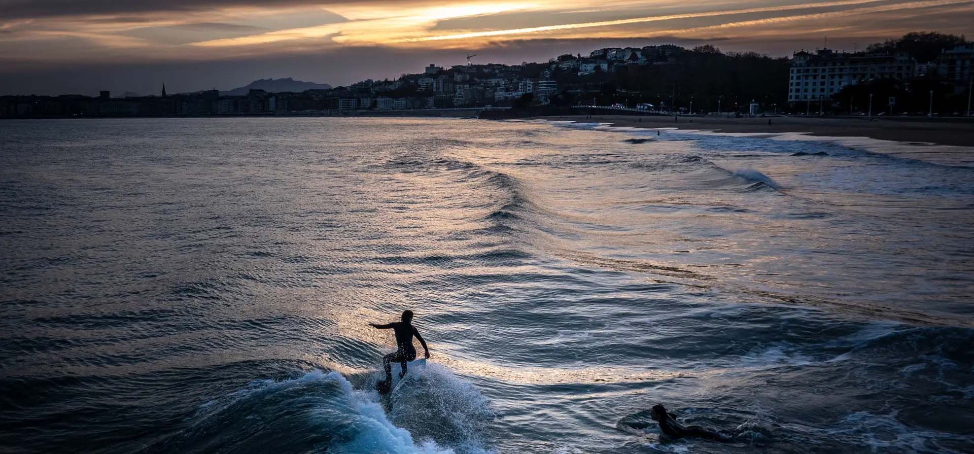 Dos mujeres surfean en San Sebastián, en el País Vasco, durante un período de temperaturas invernales inusualmente altas, San Sebastián, España. Fotografía: Javier Etxezarreta/EPA Dos mujeres surfean en San Sebastián, en el País Vasco, durante un período de temperaturas invernales inusualmente altas, San Sebastián, España. Fotografía: Javier Etxezarreta/EPA