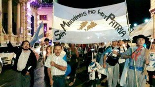 Malvinas: realizan la Caminata de las Antorchas 2025