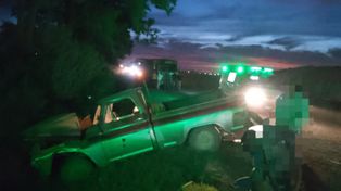 La camioneta Chevrolet fue a parar adentro de una cuneta por el fuerte impacto con el camión.