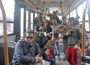 Músicos en los bondis, el arte que nunca descansa