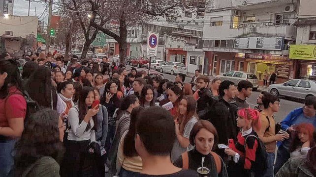 Alumnos y docentes del profesorado del Almirante Brown exigirán obras edilicias y su edificio propio. Alumnos y docentes del profesorado del Almirante Brown exigirán obras edilicias y su edificio propio.