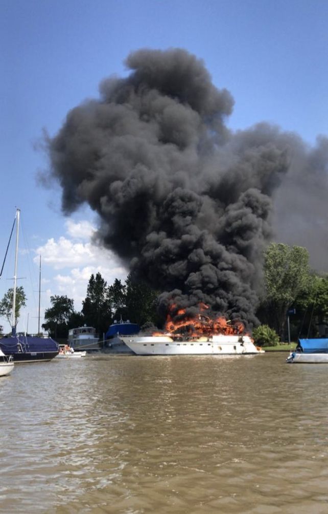 Se incendiaron dos embarcaciones amarradas en un club náutico