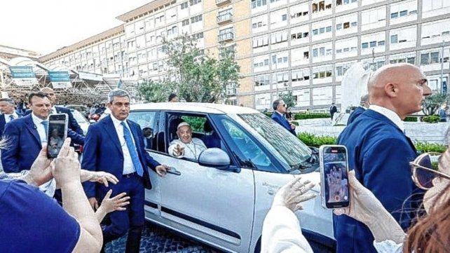 Papa Francisco obtuvo el alta y salió sonriendo del Gemelli