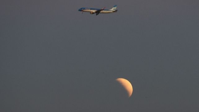 Desde Funes. El fenómeno de la luna entrando en la penumbra se vio en zona de Rosario.