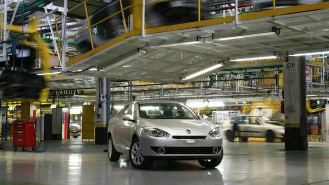 Trabajadores de Renault denuncian que reemplazarán a operarios con antigüedad por contratados. La firma aseguran las cesantías fueron acordadas&nbsp;