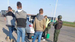 Llevaban dólares: un ciudadano boliviano fue aprehendido, otro quedó ligado a la causa, y se hizo cargo de la custodia de un menor que viajaba con ellos.