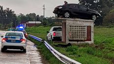 Así quedó: el auto, arriba de la garita. Inexplicable. Así quedó: el auto, arriba de la garita. Inexplicable.
