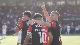 Miljevic abraza a Banega en el partido ante Central Córdoba de Santiago, en el Coloso, por la fecha 23ª de la Liga.