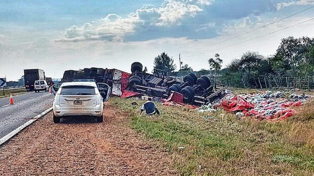 El camión esparció toda la carga de frutas y verduras al costado de la Autovía 14.&nbsp;