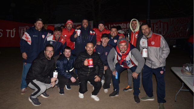 Los hinchas de Unión se encuentran en las inmediaciones del 15 de Abril