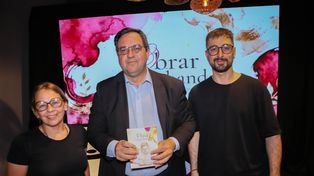 El intendente Enri Vallejos junto a los autores de “Obrar Escuchando”, María Rosa Vivaldo y Tobías Crudelli, durante la presentación realizada en el bar Vilaseca.