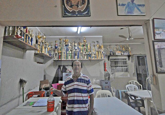 Un prócer. El Chino Vázquez es el encargado del bar que está en el ingreso. Foto: Manuel Testi / Diario UNO Santa Fe