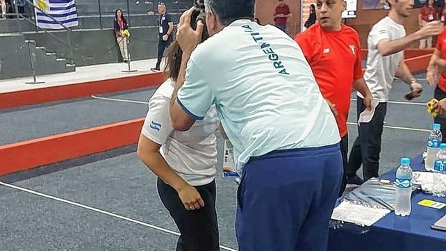 Entrenador. El DT Pablo Apez y la felicitación para Mili después de una semifinal para el infarto.