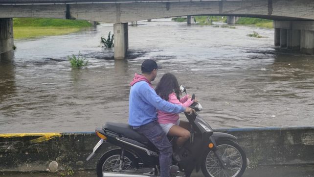 Arroyo Ludueña; postales de una crecida que genera inconvenientes aunque sin riesgo de desborde
