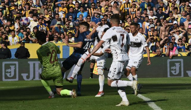 Central fue con todo por el triunfo pero no pudo con un hombre de más y fue 1 a 1