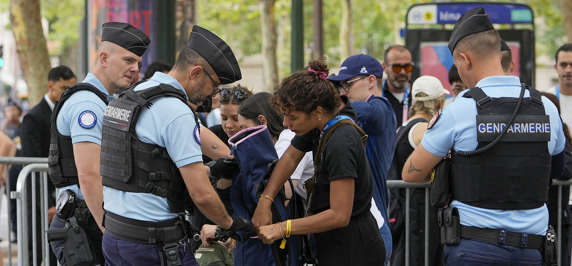 Funcionarios inspeccionan artículos en un puesto de control de seguridad en París, Francia, antes de la ceremonia de apertura de los Juegos Olímpicos de Verano de 2024, el viernes 26 de julio de 2024. (Foto AP/Andy Wong) Funcionarios inspeccionan artículos en un puesto de control de seguridad en París, Francia, antes de la ceremonia de apertura de los Juegos Olímpicos de Verano de 2024, el viernes 26 de julio de 2024. (Foto AP/Andy Wong)