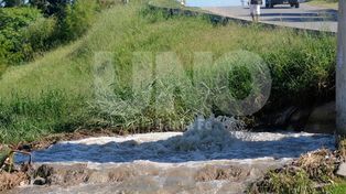 Assa espera que baje el río para reparar el desborde cloacal frente al Yacht Club