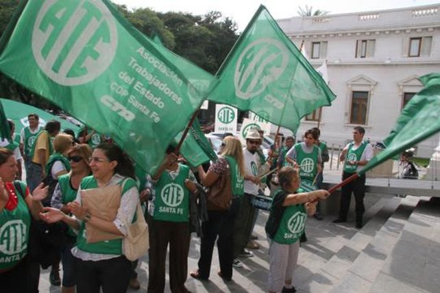 Los estatales irán por un aumento salarial cercano al 23%