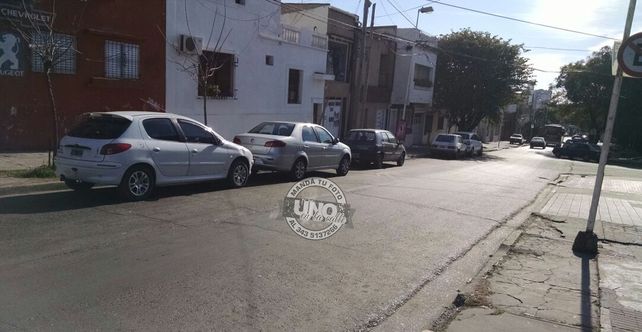 Los autos estacionados en la mano izquierda de calle Antártida Argentina.&nbsp;