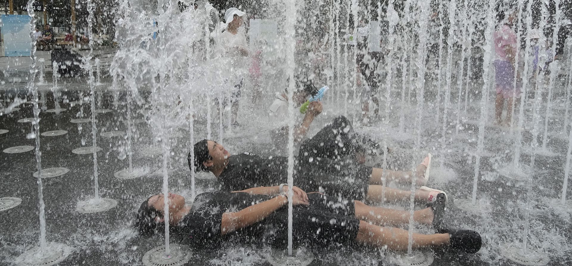 Estudiantes de secundaria se refrescan en una fuente pública en Seúl, Corea del Sur, el viernes 16 de agosto de 2024. (Foto AP/Ahn Young-joon) Estudiantes de secundaria se refrescan en una fuente pública en Seúl, Corea del Sur, el viernes 16 de agosto de 2024. (Foto AP/Ahn Young-joon)