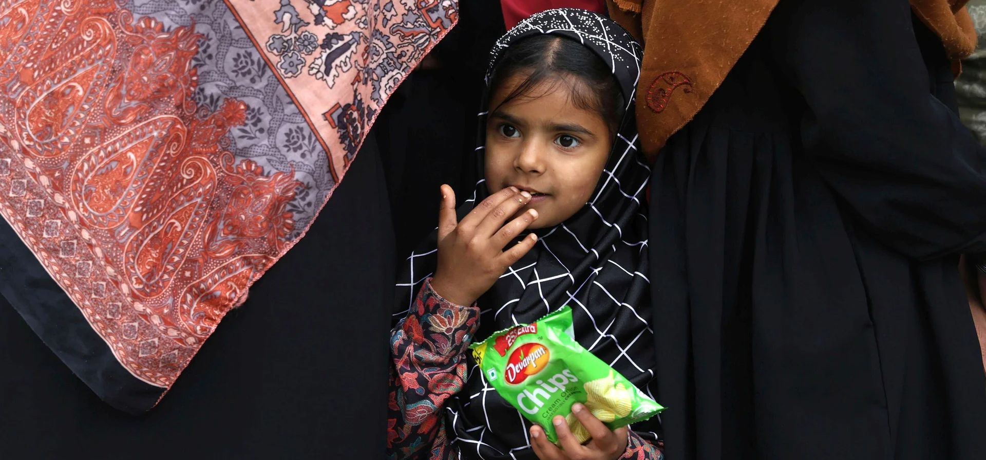 Una niña espera el transporte mientras ella, junto con su familia, busca seguridad después de los bombardeos nocturnos mientras aumentan las tensiones entre India y Pakistán sobre la región en disputa, Uri, Cachemira administrada por la India. Fotografía: Farooq Khan/EPA Una niña espera el transporte mientras ella, junto con su familia, busca seguridad después de los bombardeos nocturnos mientras aumentan las tensiones entre India y Pakistán sobre la región en disputa, Uri, Cachemira administrada por la India. Fotografía: Farooq Khan/EPA