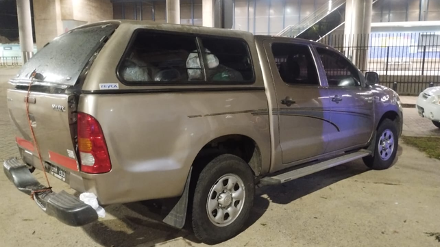 La camioneta en la que iban los sospechosos. La policía halló una fuerte suma de dinero
