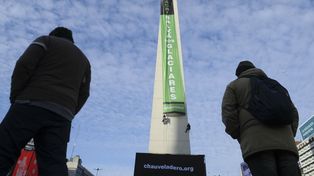 Activistas de Greenpeace escalaron el Obelisco para exigirle a Macri el cierre de una mina